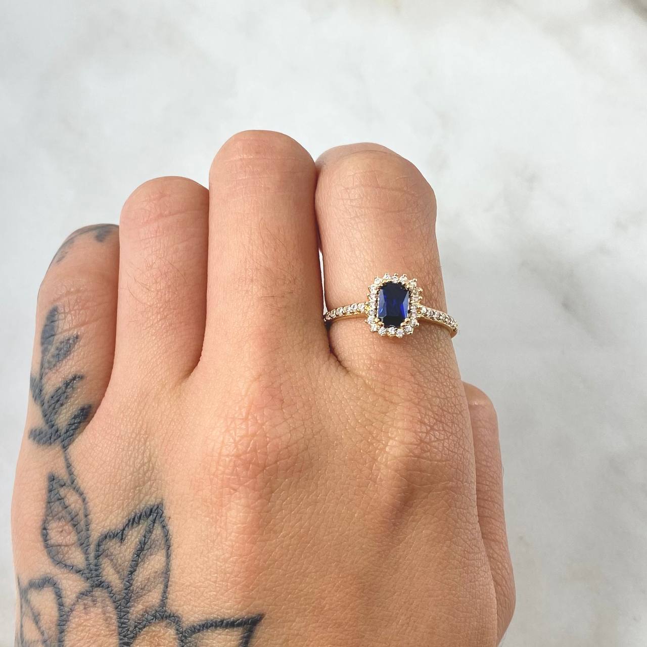 Anillo Solitario Halo Rectangular 2.6gr / T6 3/4 / Oro 18K ©