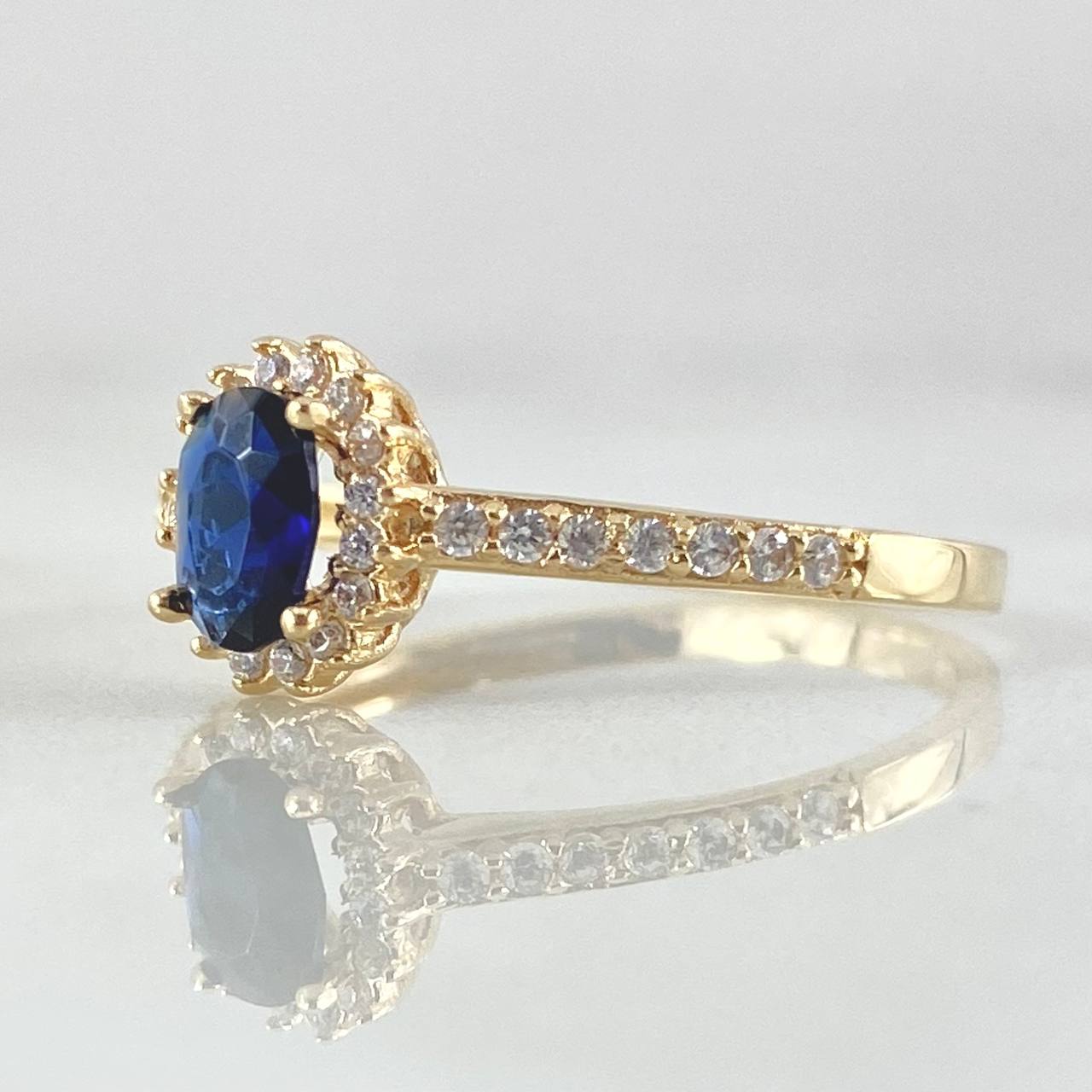 Anillo Solitario Halo Ovalo 2.3gr / T8 3/4 / Oro 18K ©
