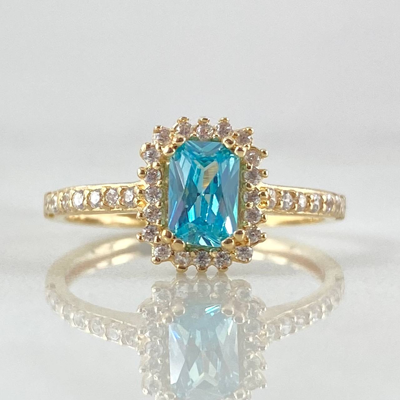 Anillo Solitario Halo Gota Rectangular 2.6gr / T6 / Oro Amarillo 18K ©