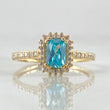 Anillo Solitario Halo Gota Rectangular 2.6gr / T6 / Oro Amarillo 18K ©