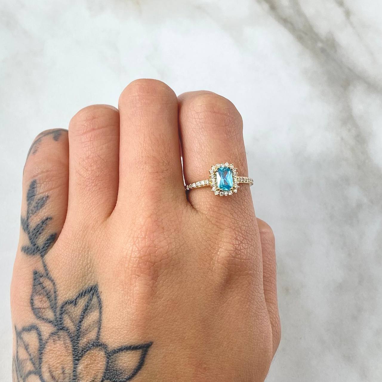 Anillo Solitario Halo Rectangular 2.5gr / T6 1/2 / Oro 18K ©