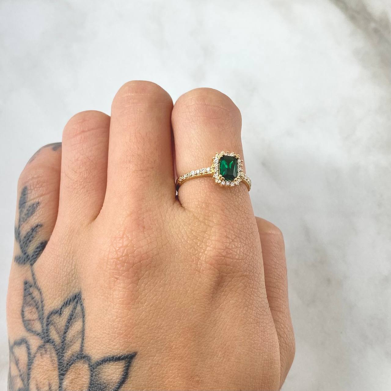 Anillo Solitario Halo Rectangulo 2.4gr / T4 3/4 / Oro 18K *