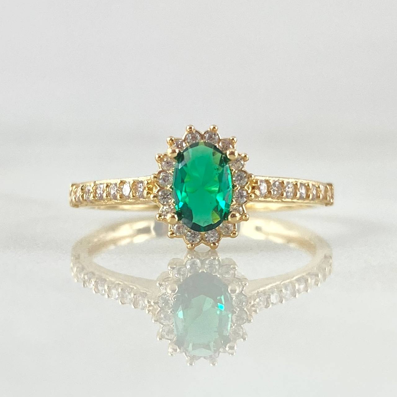 Anillo Solitario Halo Ovalo 2.3gr / T7 1/4 / Oro 18K ©