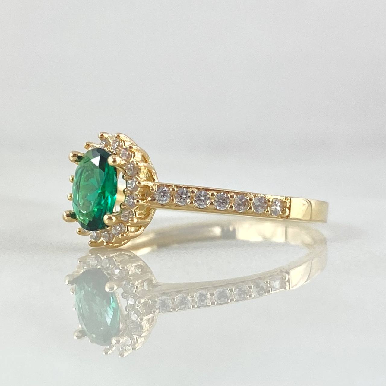 Anillo Solitario Halo Ovalo 2.3gr / T7 1/4 / Oro 18K ©