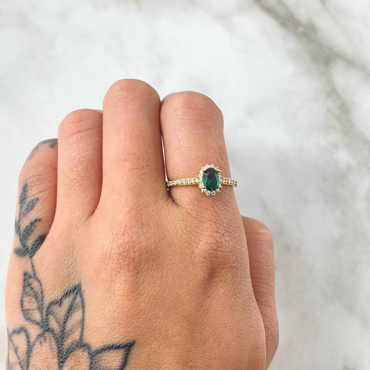 Anillo Solitario Halo Ovalo 2.3gr / T7 1/4 / Oro 18K ©