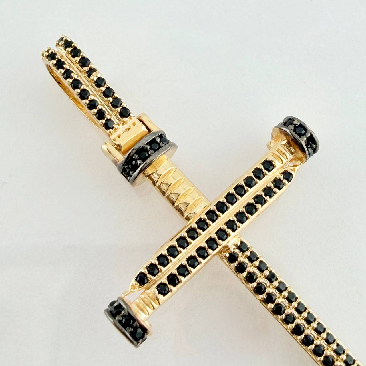 Dije Cruz Clavo 4.1gr / 4.7cm / Dos Oros Negro Amarillo 18K &