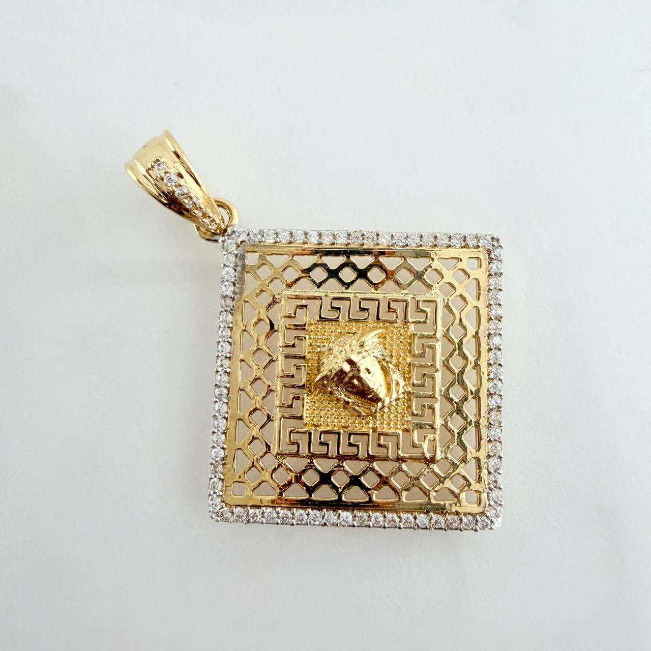 Dije Medusa Tribal 5.4gr / 4cm / Dos Oros Amarillo Blanco 18K
