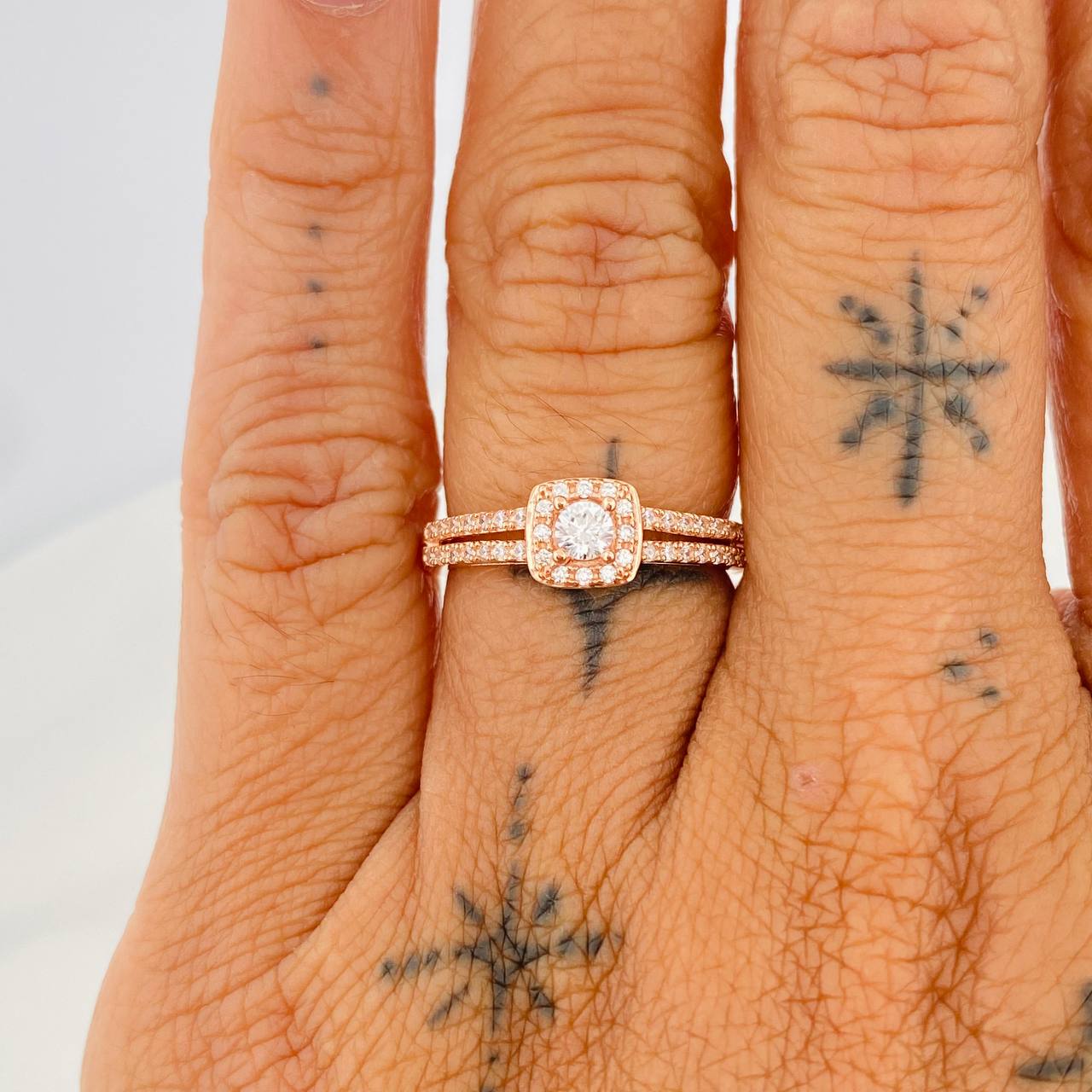 Anillo Halo Cuadrado 2.4gr / T6 1/2 / Oro Rosa 18K %