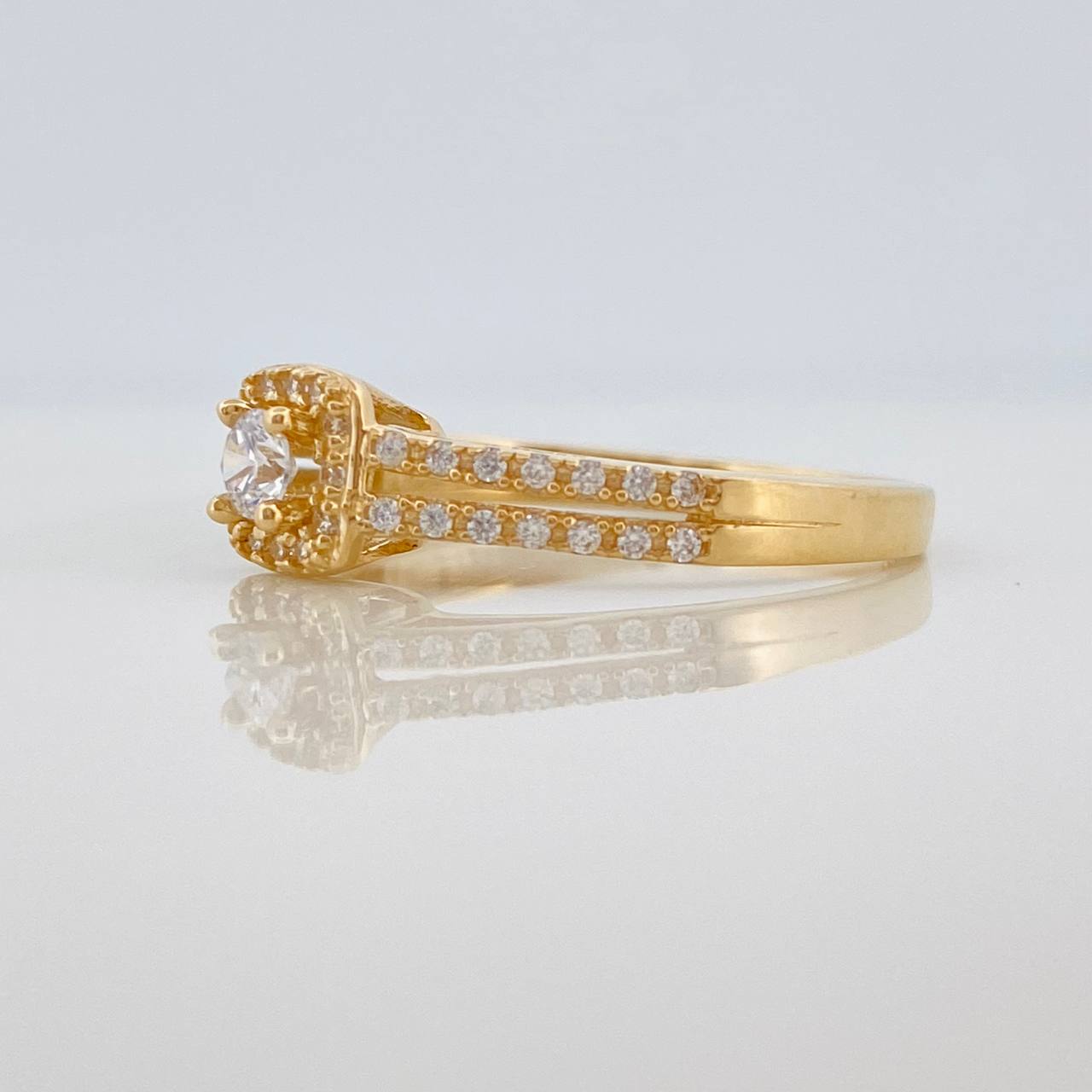 Anillo Halo Cuadrado 2.6gr / T7 1/4 / Oro Amarillo 18K %