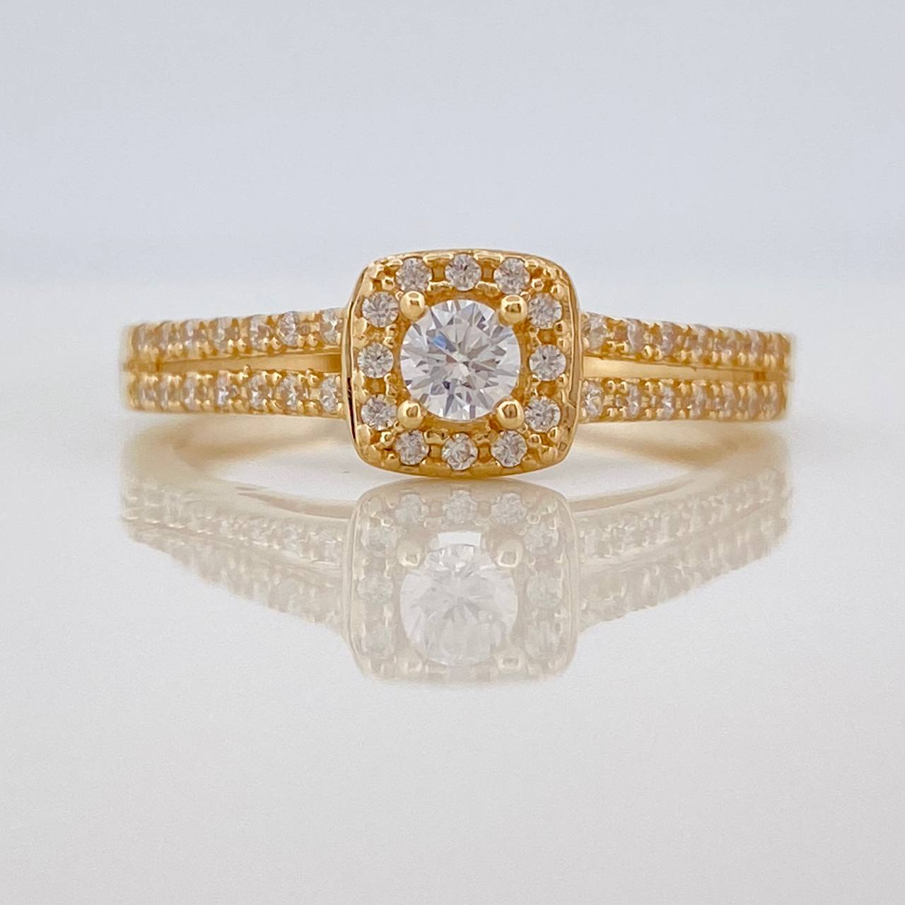 Anillo Halo Cuadrado 2.6gr / T7 1/4 / Oro Amarillo 18K %