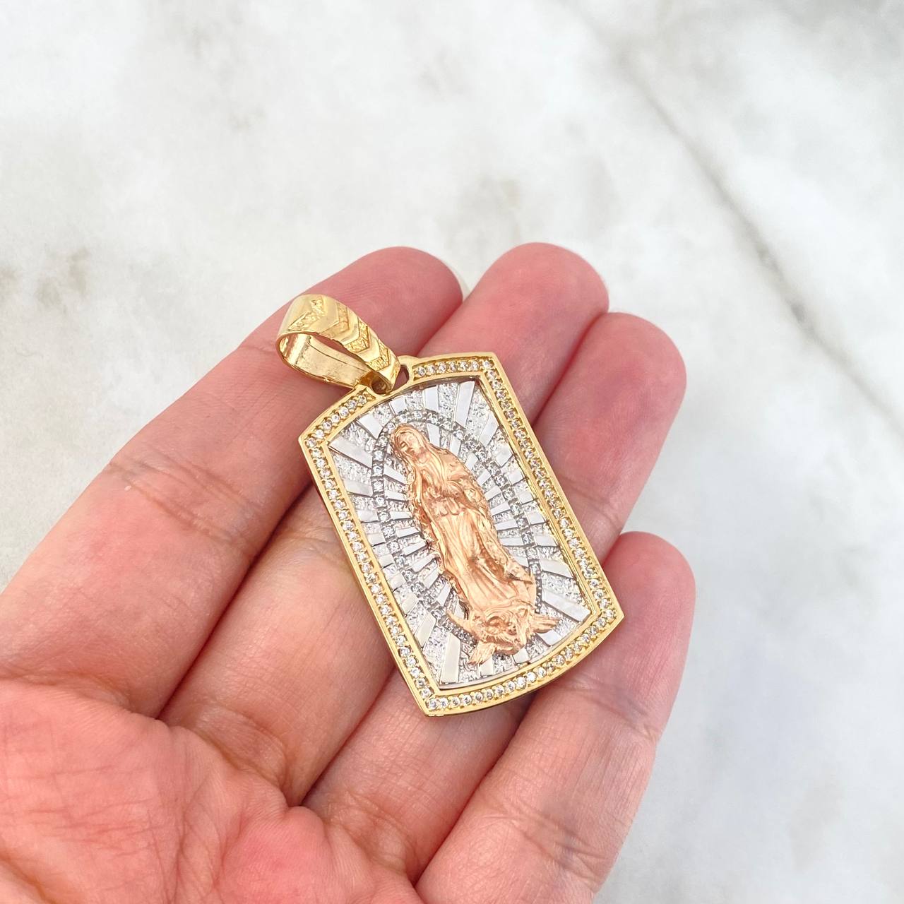 Dije Virgen de Guadalupe 12.65gr / 4.8cm / Circones Blancos Tres Oros