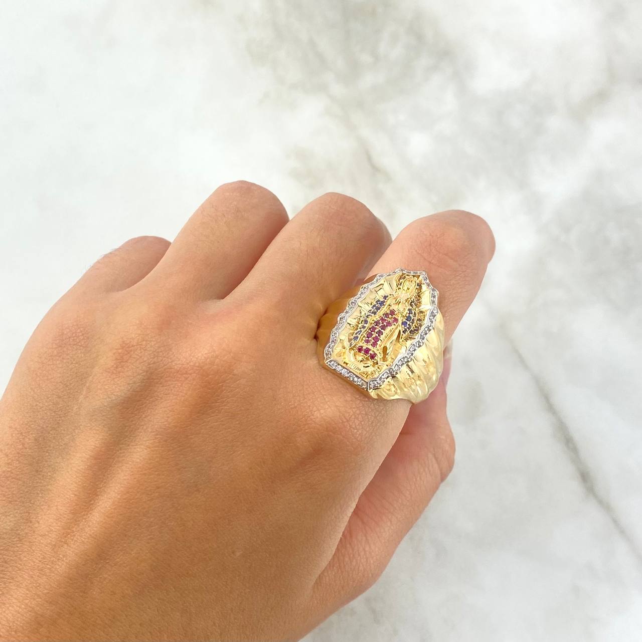Anillo Virgen de Guadalupe 15.5gr / T11 / Circones Blancos-Azules-Fucsias Dos Oros Amarillo Blanco