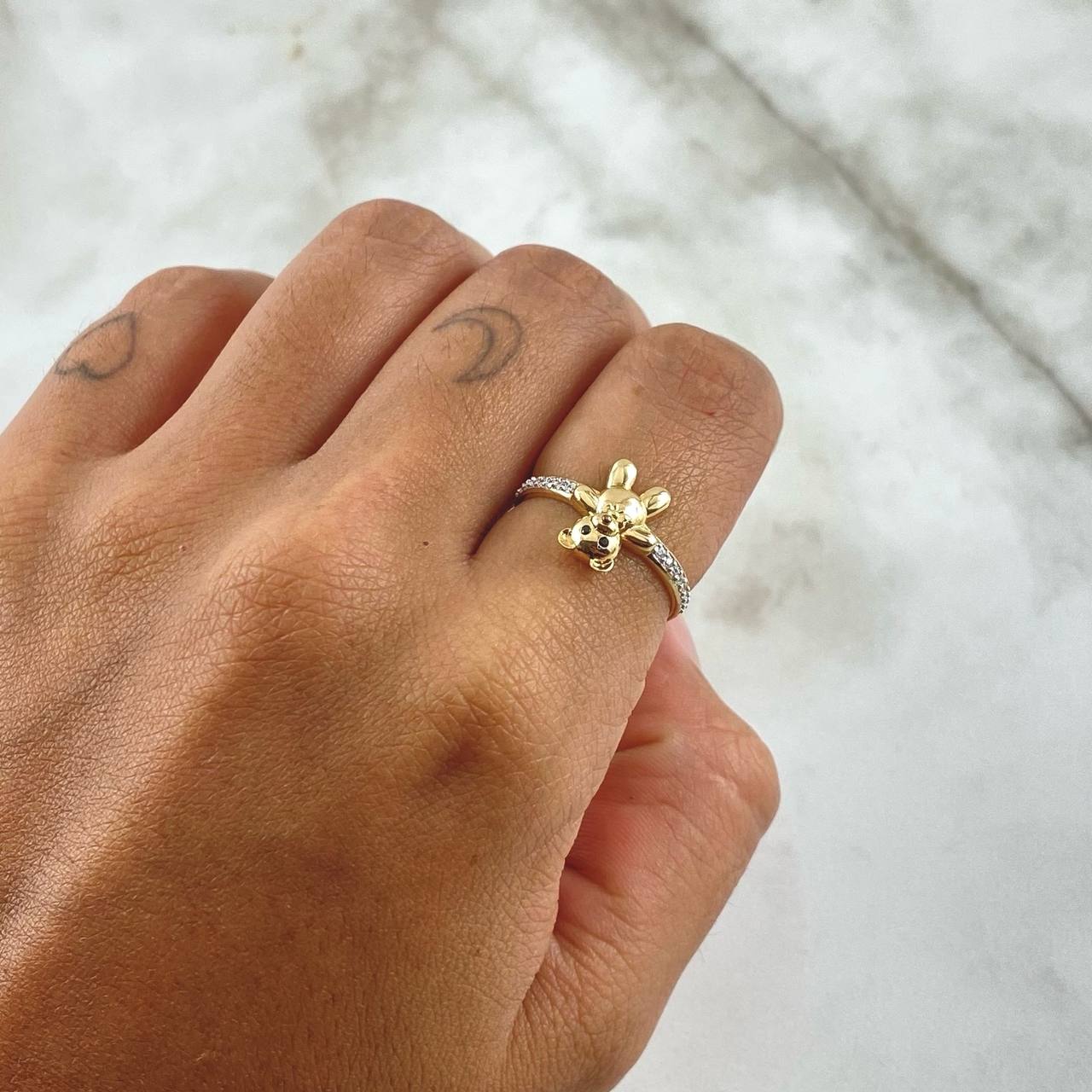 Anillo Oso Corbatin 2.35gr / T6 1/2 / Circones Blancos  Oro Amarillo 18K