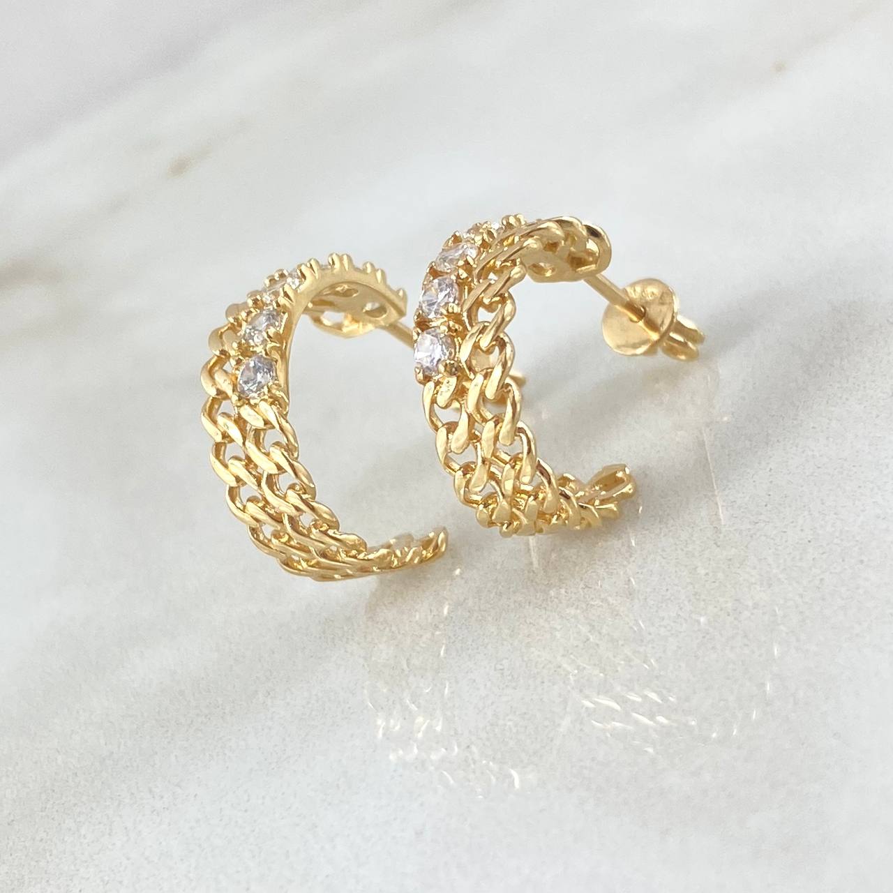Candongas Cubana Omega Parcial 4.4gr / 2cm / Circones Blancos Oro Amarillo 18K ©