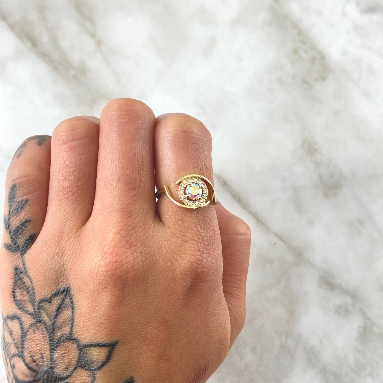 Anillo Solitario Esfera Abrazada Translucido 2.45gr / T5 1/2 / Circones Blancos Oro Amarillo 18K ©