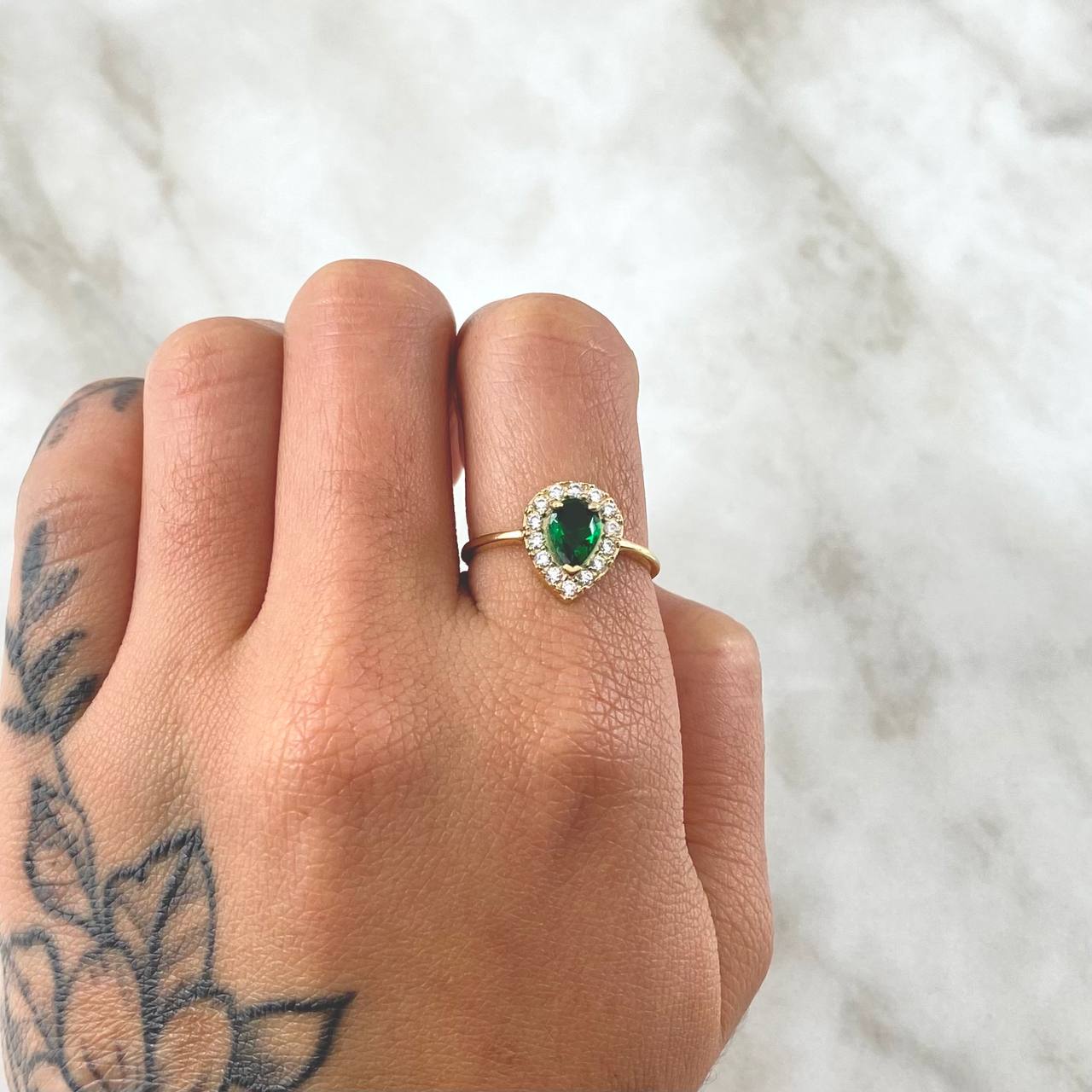 Anillo Solitario Halo Gota 2.2gr / T6 3/4 / Circones Blancos Verde Oro Amarillo 18K ©