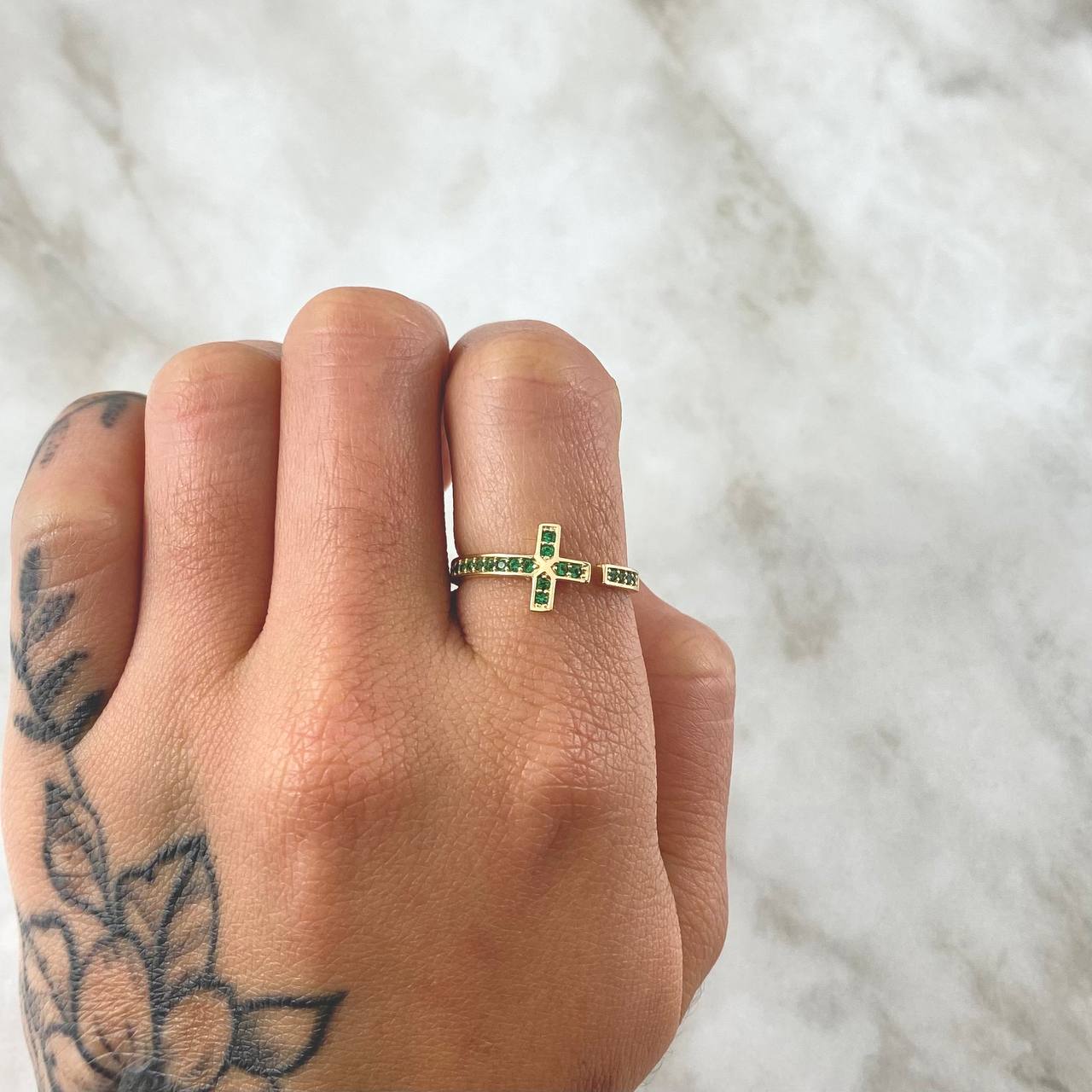 Anillo Crúz Abrazo 1.85gr / T6 3/4 / Circones Verdes Oro Amarillo 18K ©