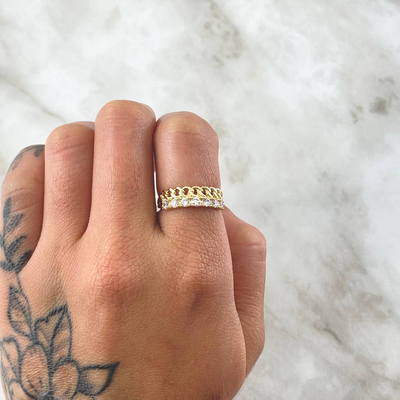 Anillo Cubano Parcial 2.3gr / T5 1/4 / Circones Blancos Oro Amarillo 18K ©