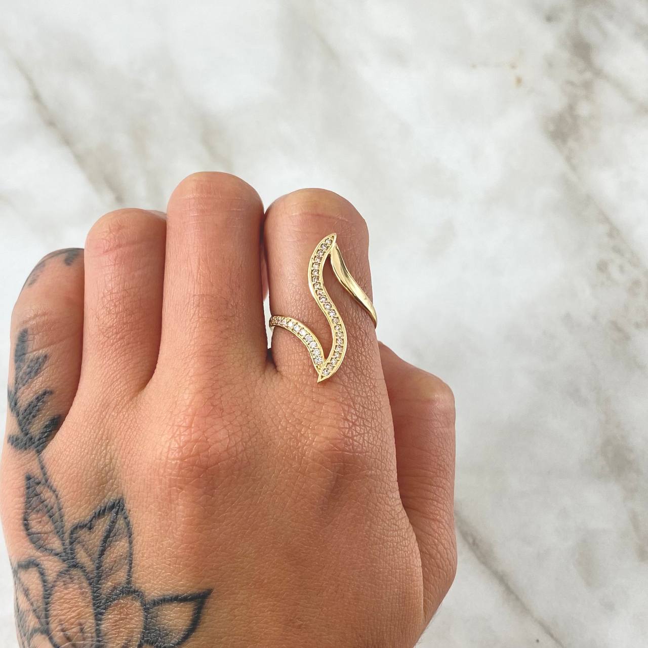 Anillo Curva Perpendicular 2.45gr / T6 1/4 / Circones Blancos Oro Amarillo 18K ©