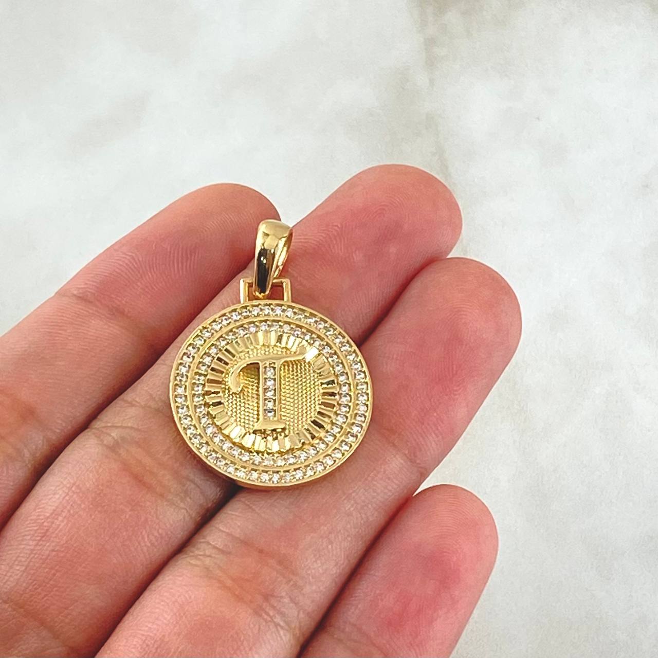 Dije Medalla Letra T 4.2gr / 3cm / Oro Amarillo 18K