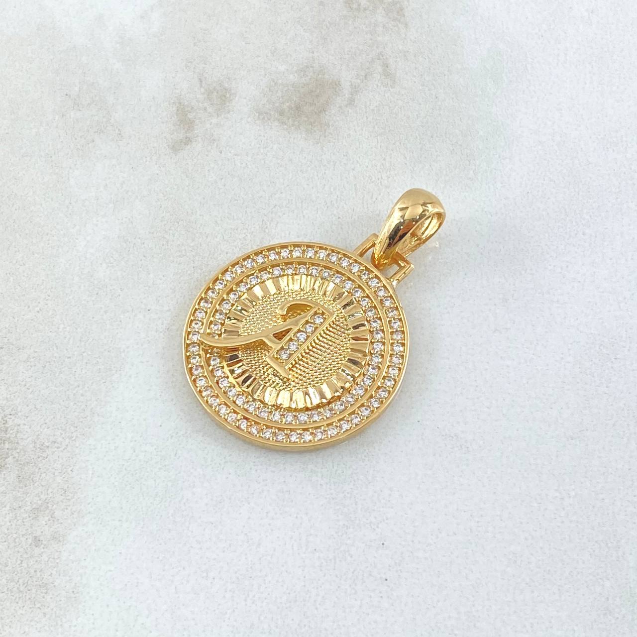 Dije Medalla Letra A 4.6gr / 3cm / Circones Blancos Oro Amarillo 18K