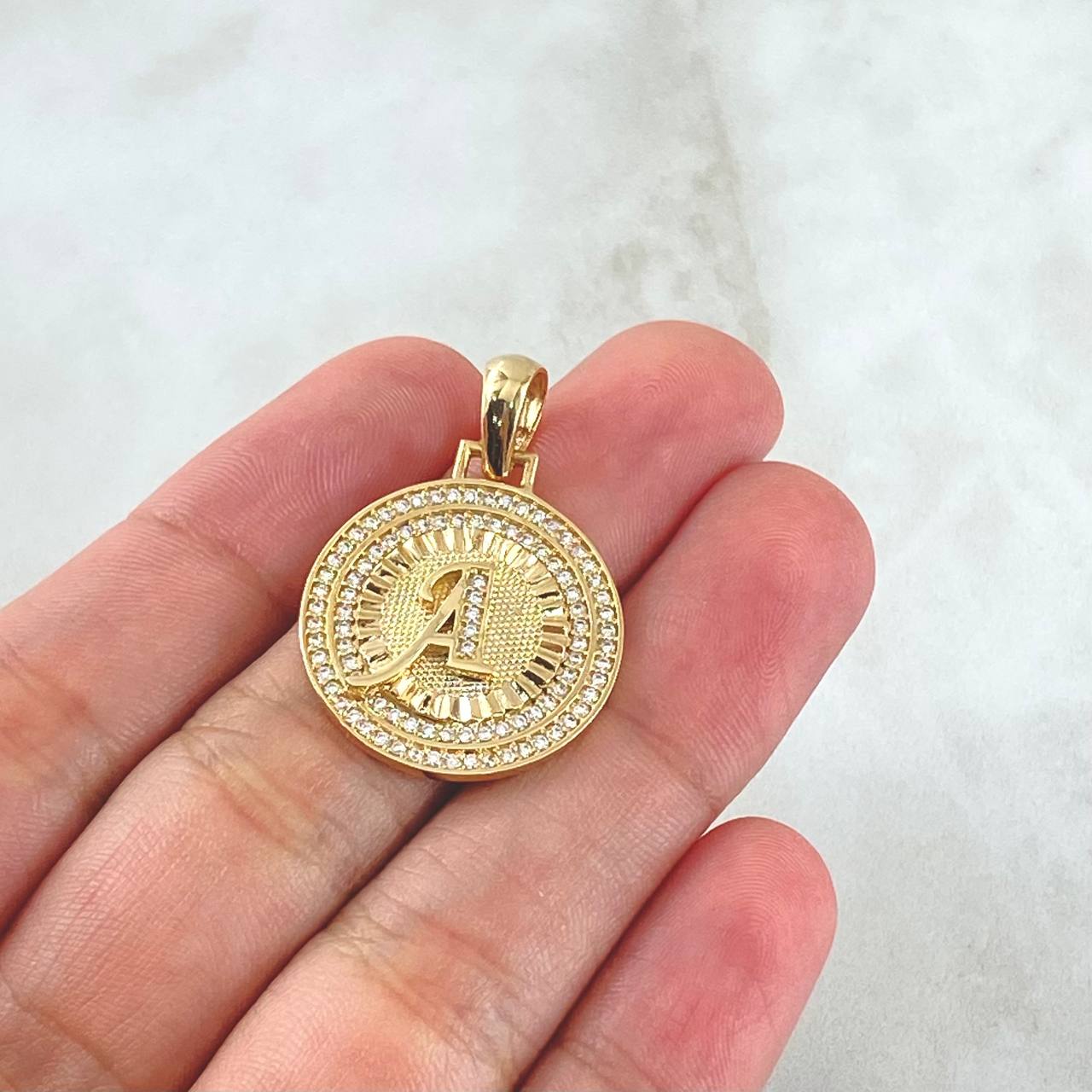 Dije Medalla Letra A 4.35gr / 3.1cm / Circones Blancos Oro Amarillo 18K ©