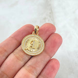 Dije Medalla Letra A 4.35gr / 3.1cm / Circones Blancos Oro Amarillo 18K ©