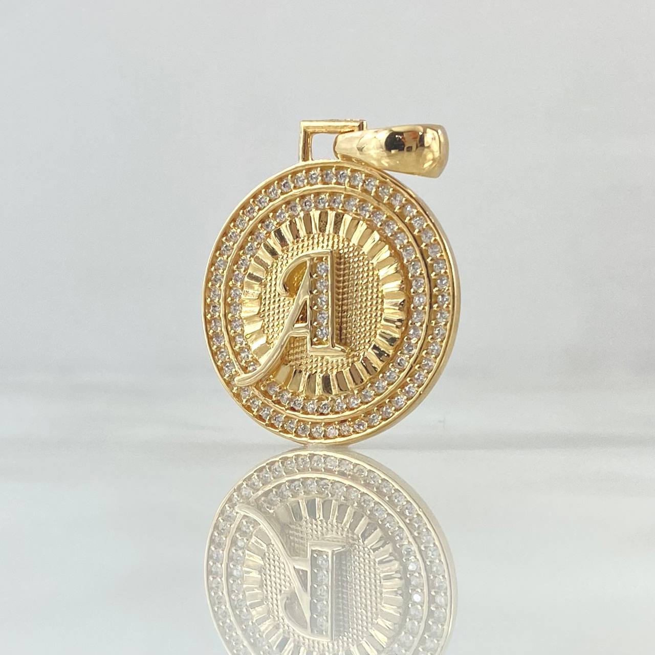 Dije Medalla Letra A 4.6gr / 3cm / Circones Blancos Oro Amarillo 18K