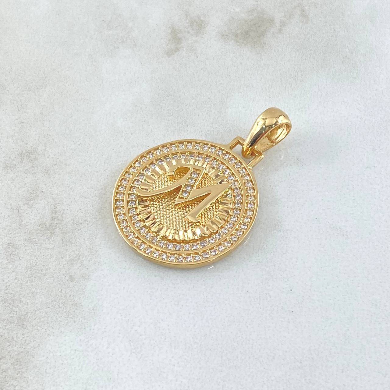 Dije Medalla Letra M 5.1gr / 3.1cm / Circones Blancos Oro Amarillo 18K ©