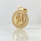 Dije Medalla Letra M 4.5gr / 3cm / Circones Blancos Oro Amarillo 18K