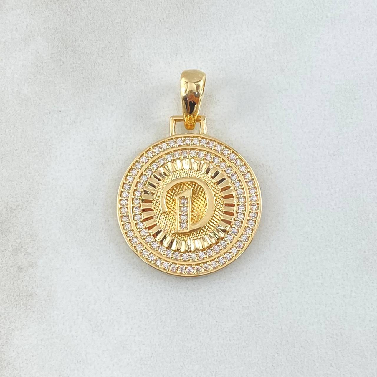 Dije Medalla Letra D 4.4gr / 3.1cm / Circones Blancos Oro Amarillo 18K ©