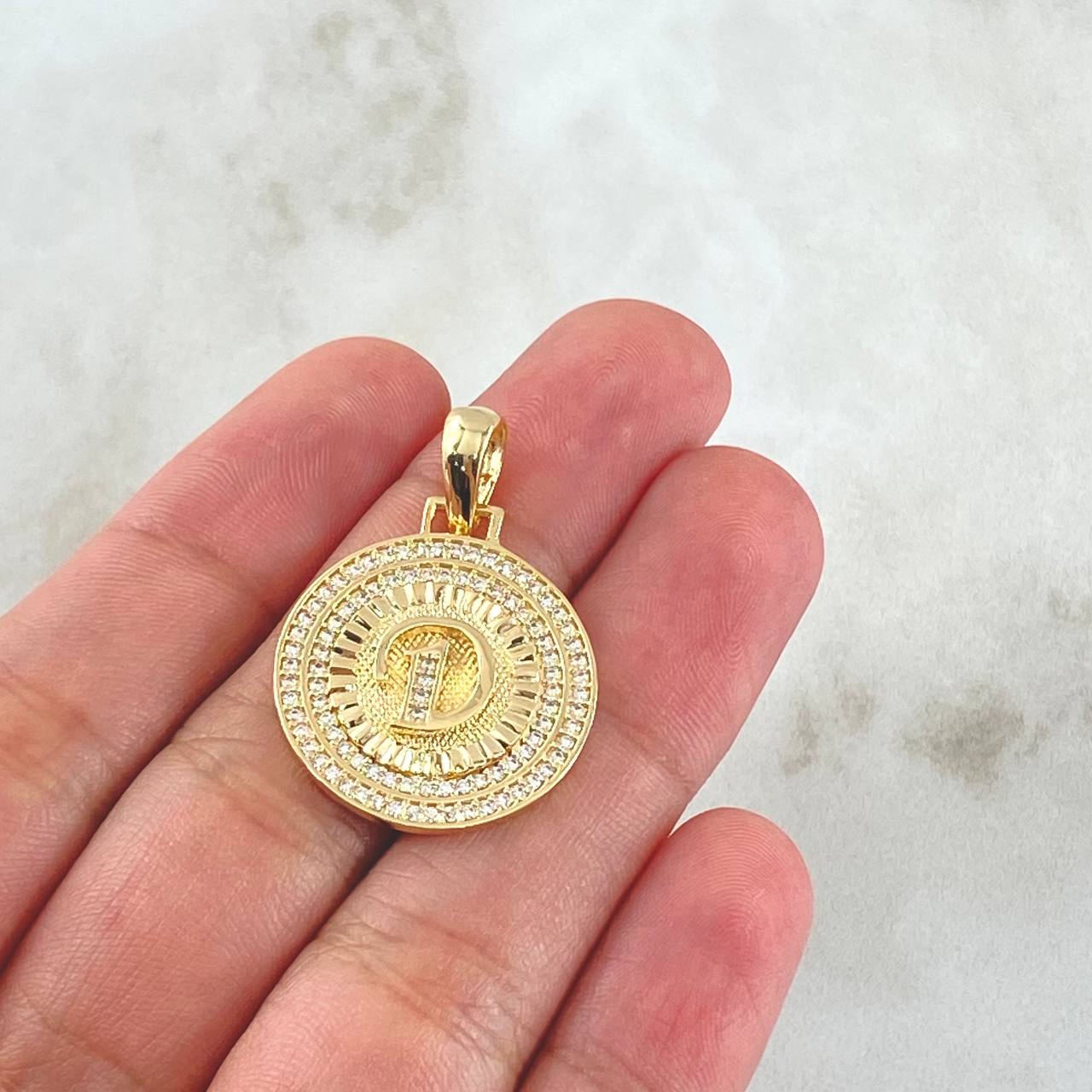 Dije Medalla Letra D 4.45gr / 3.1cm / Circones Blancos Oro Amarillo 18K *