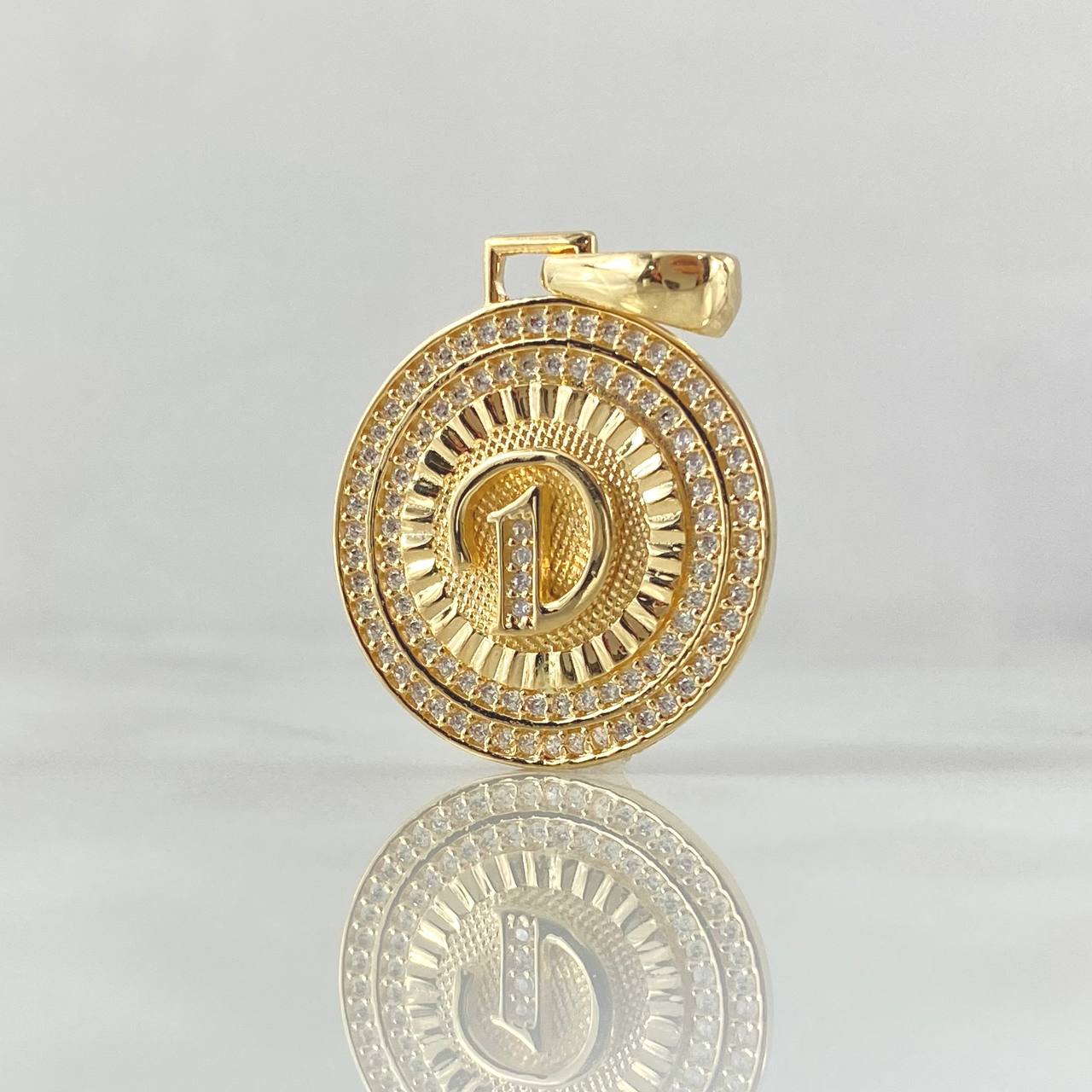 Dije Medalla Letra D 4.4gr / 3.1cm / Circones Blancos Oro Amarillo 18K ©