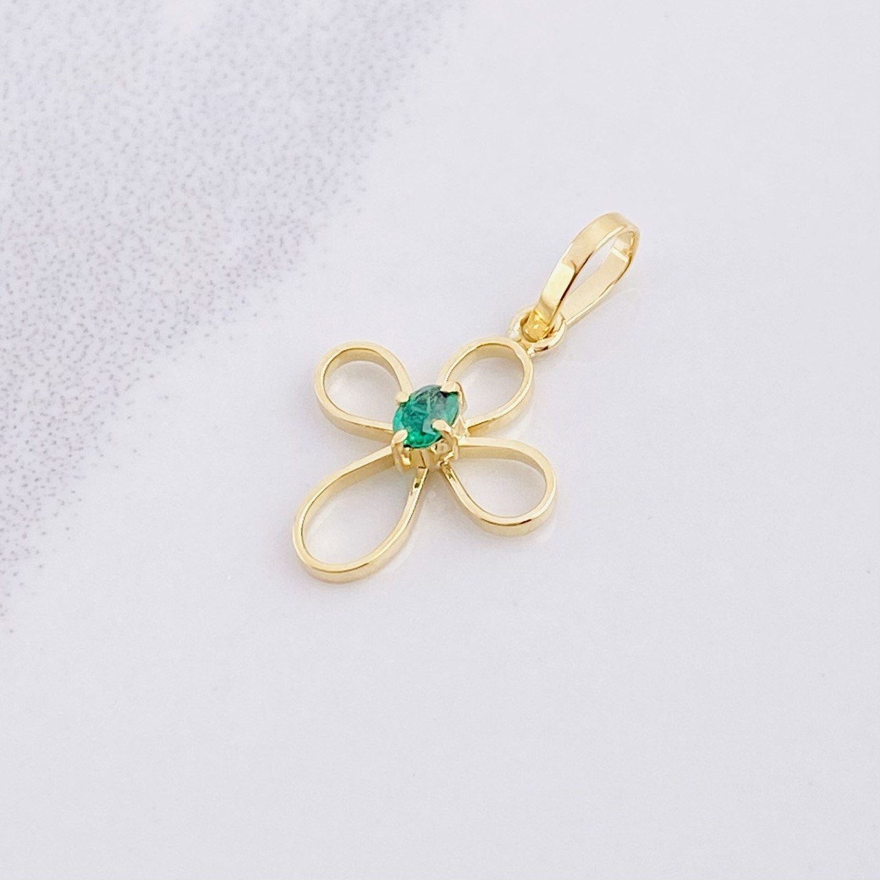 Dije Cruz Esmeralda 5pts 0.6g / 1.9cm Oro Amarillo 18K