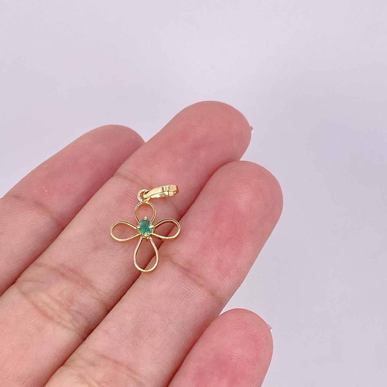 Dije Cruz Esmeralda 5pts 0.6g / 1.9cm Oro Amarillo 18K