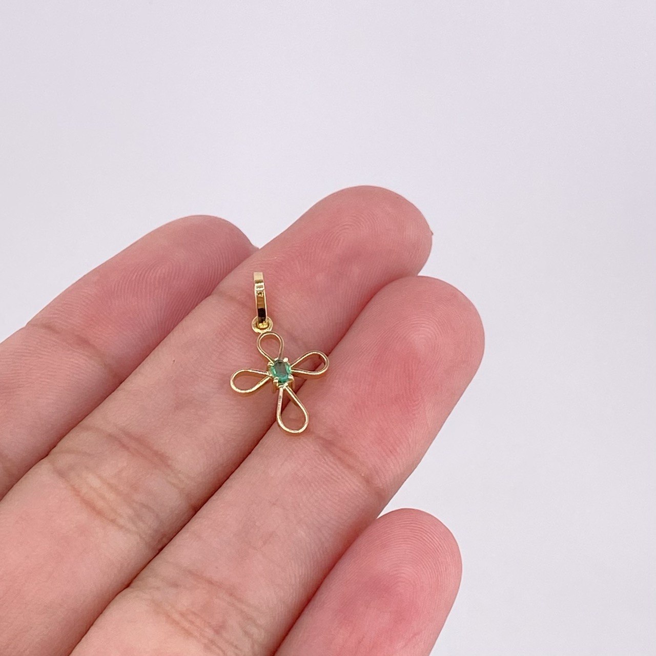 Dije Cruz Esmeralda 3pts 0.5g / 1.9cm Oro Amarillo 18K