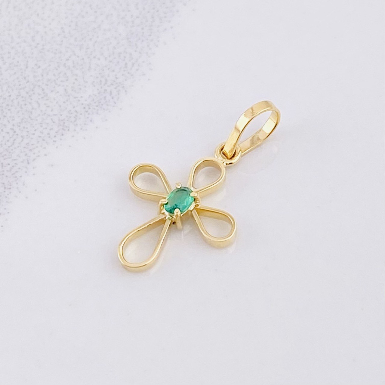 Dije Cruz Esmeralda 3pts 0.5g / 1.9cm Oro Amarillo 18K