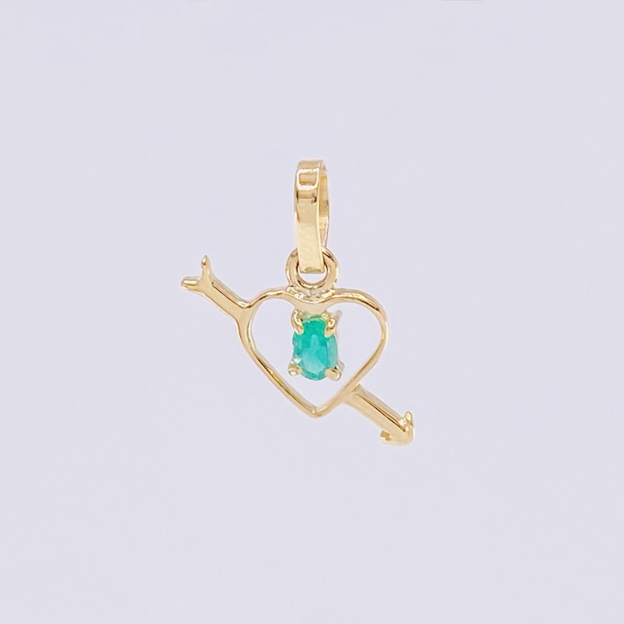 Dije Corazón Flechado Esmeralda 6pts 0.35g / 1.3cm Oro Amarillo 18K