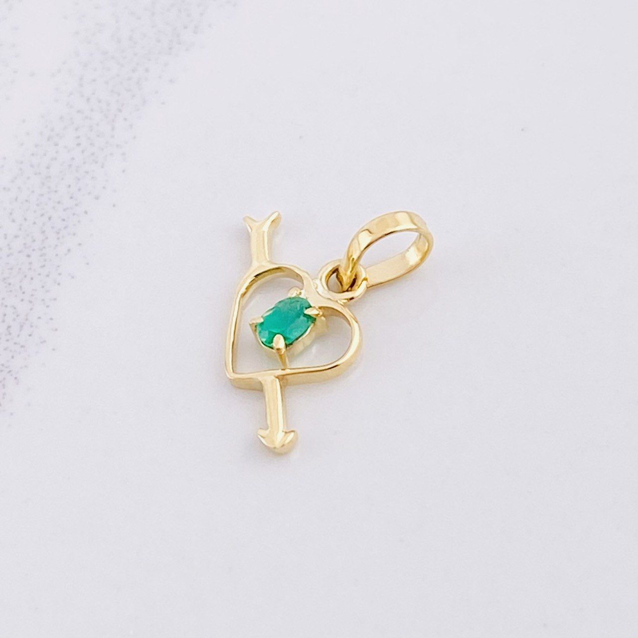 Dije Corazón Flechado Esmeralda 6pts 0.35g / 1.3cm Oro Amarillo 18K