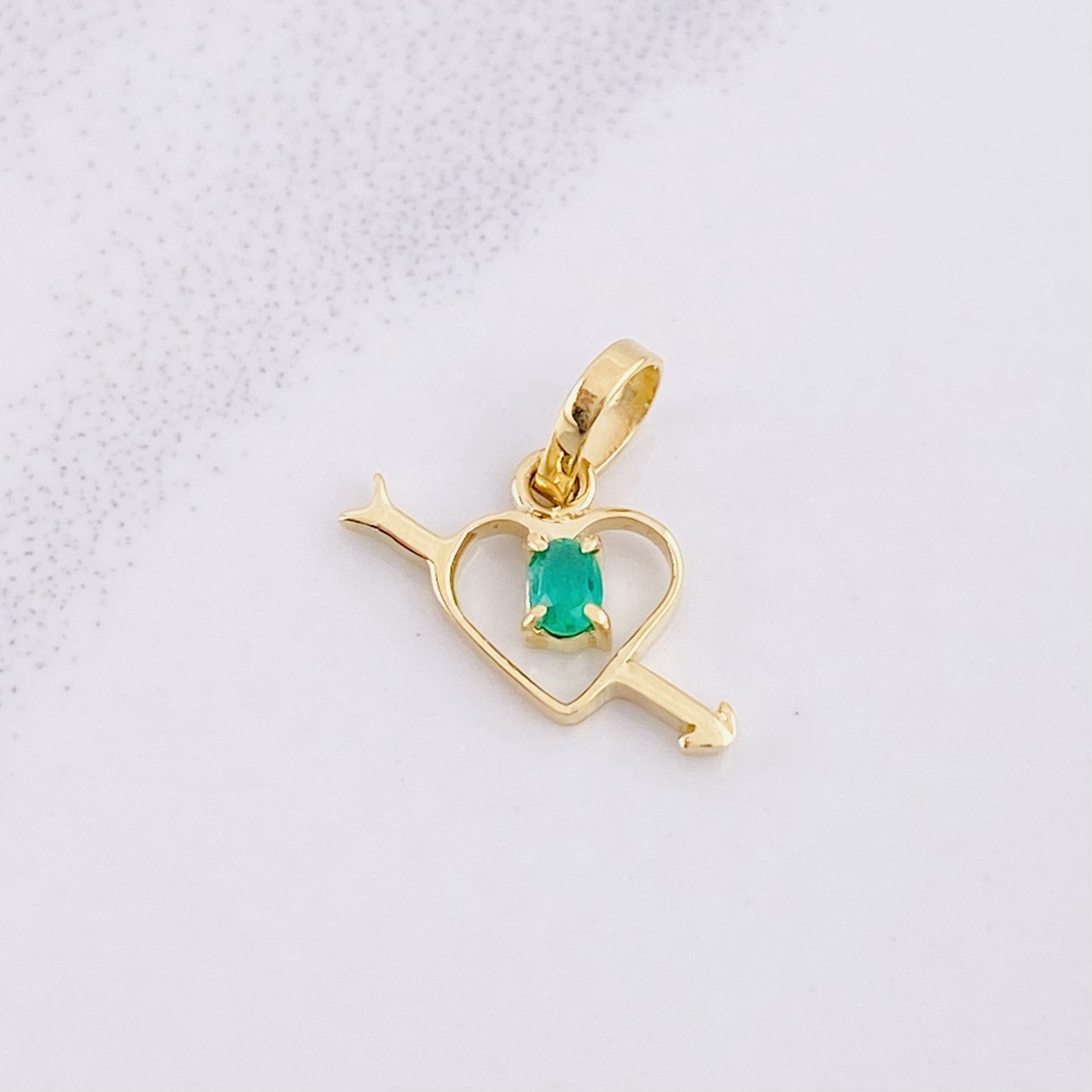 Dije Corazón Flechado Esmeralda 6pts 0.35g / 1.3cm Oro Amarillo 18K
