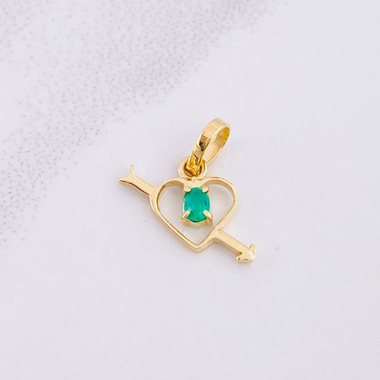 Dije Corazón Flechado Esmeralda 6pts 0.35g / 1.3cm Oro Amarillo 18K