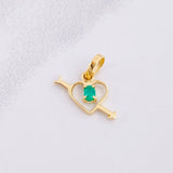 Dije Corazón Flechado Esmeralda 6pts 0.35g / 1.3cm Oro Amarillo 18K