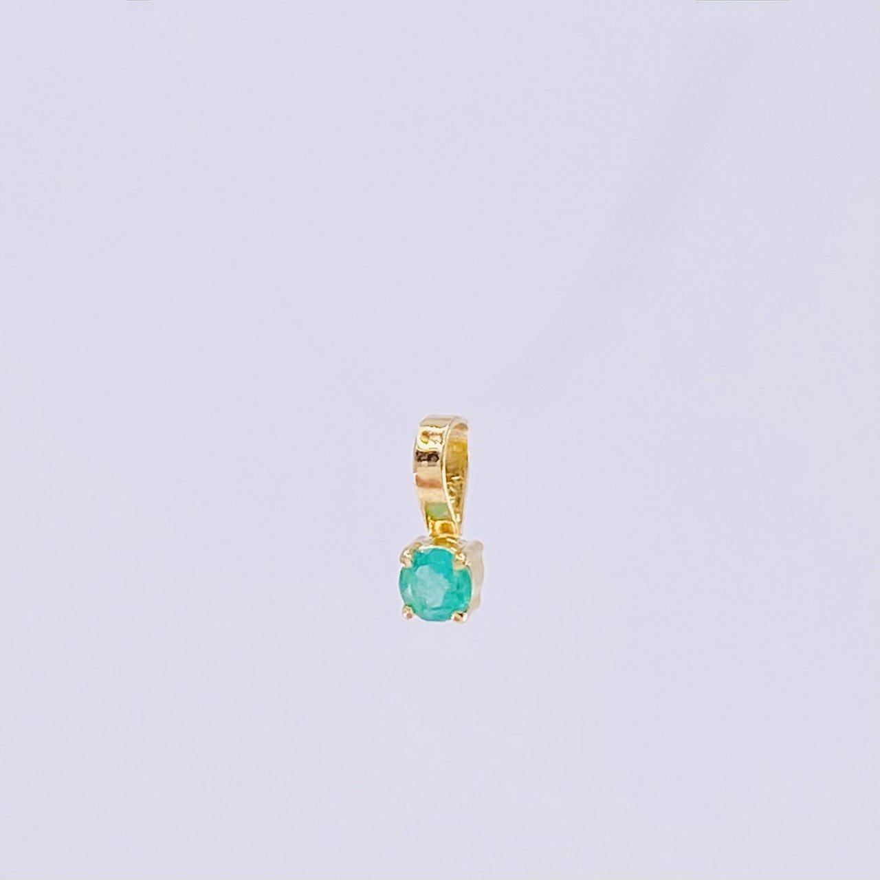 Dije Redondo Esmeralda 5pts 0.15g / 0.6cm Oro Amarillo 18K