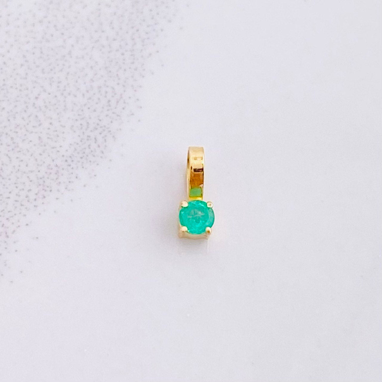 Dije Redondo Esmeralda 5pts 0.15g / 0.6cm Oro Amarillo 18K