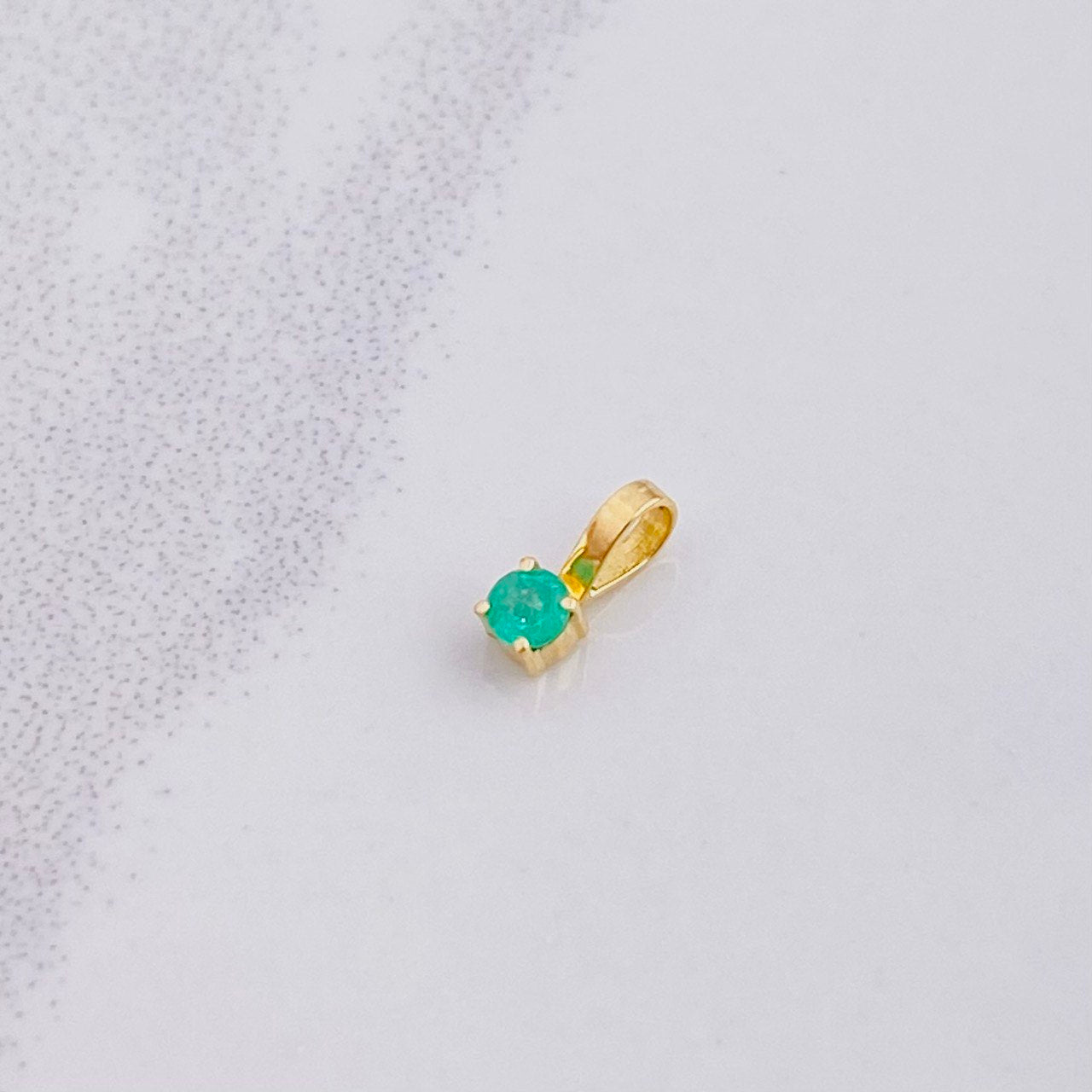 Dije Redondo Esmeralda 5pts 0.15g / 0.6cm Oro Amarillo 18K