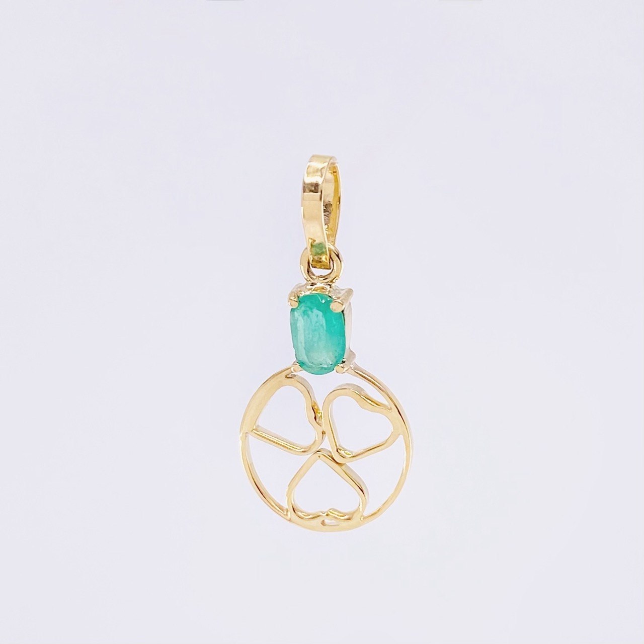 Dije Circulo Corazones Esmeralda 14pts 0.7g / 2.1cm Oro Amarillo 18K