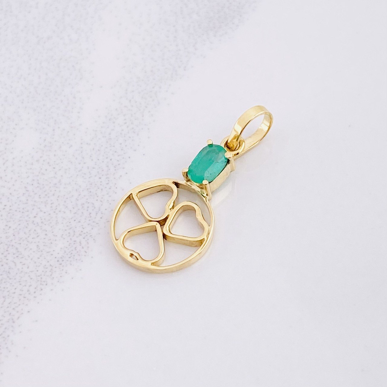 Dije Circulo Corazones Esmeralda 14pts 0.7g / 2.1cm Oro Amarillo 18K