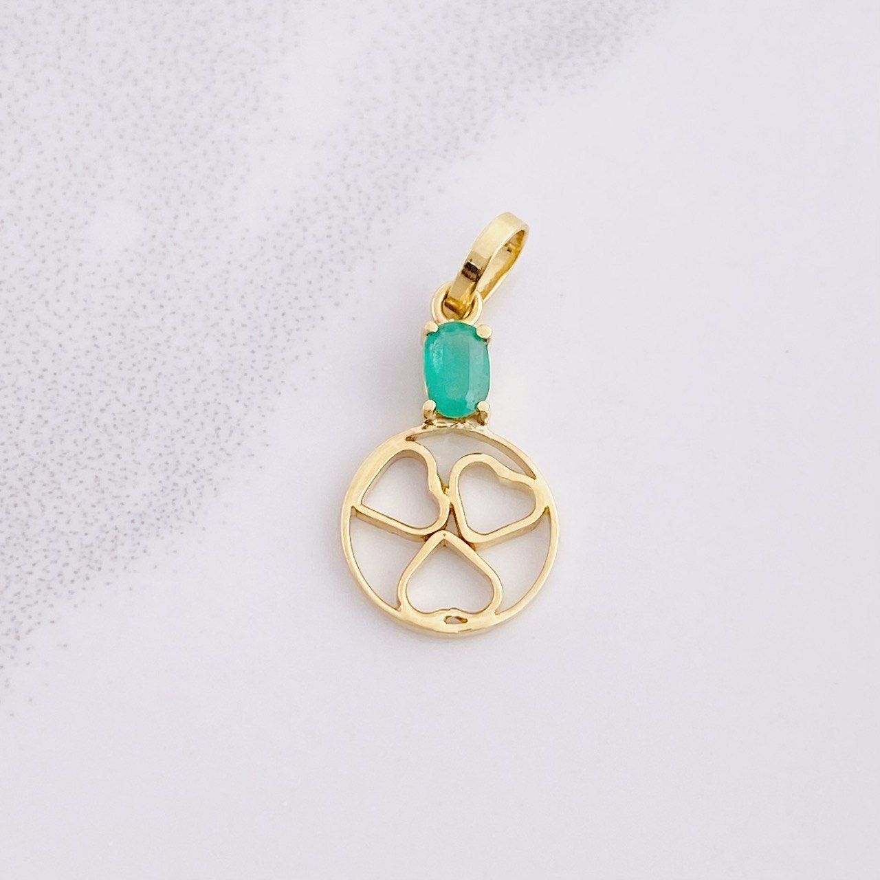 Dije Circulo Corazones Esmeralda 14pts 0.7g / 2.1cm Oro Amarillo 18K