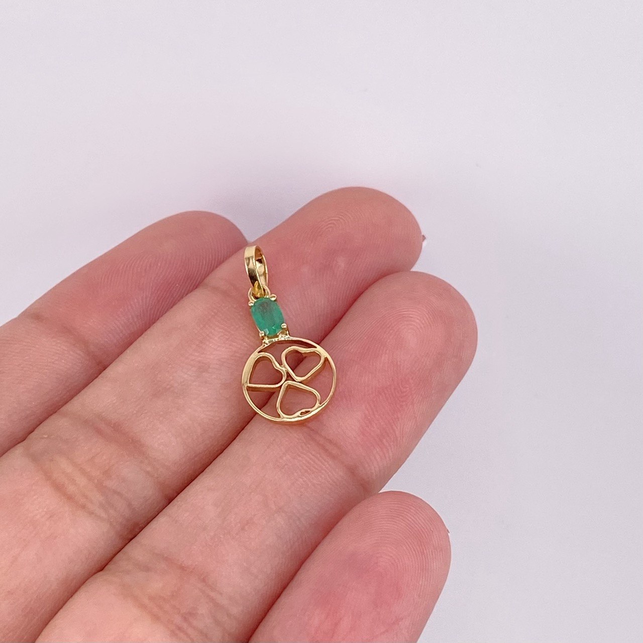 Dije Circulo Corazones Esmeralda 14pts 0.7g / 2.1cm Oro Amarillo 18K