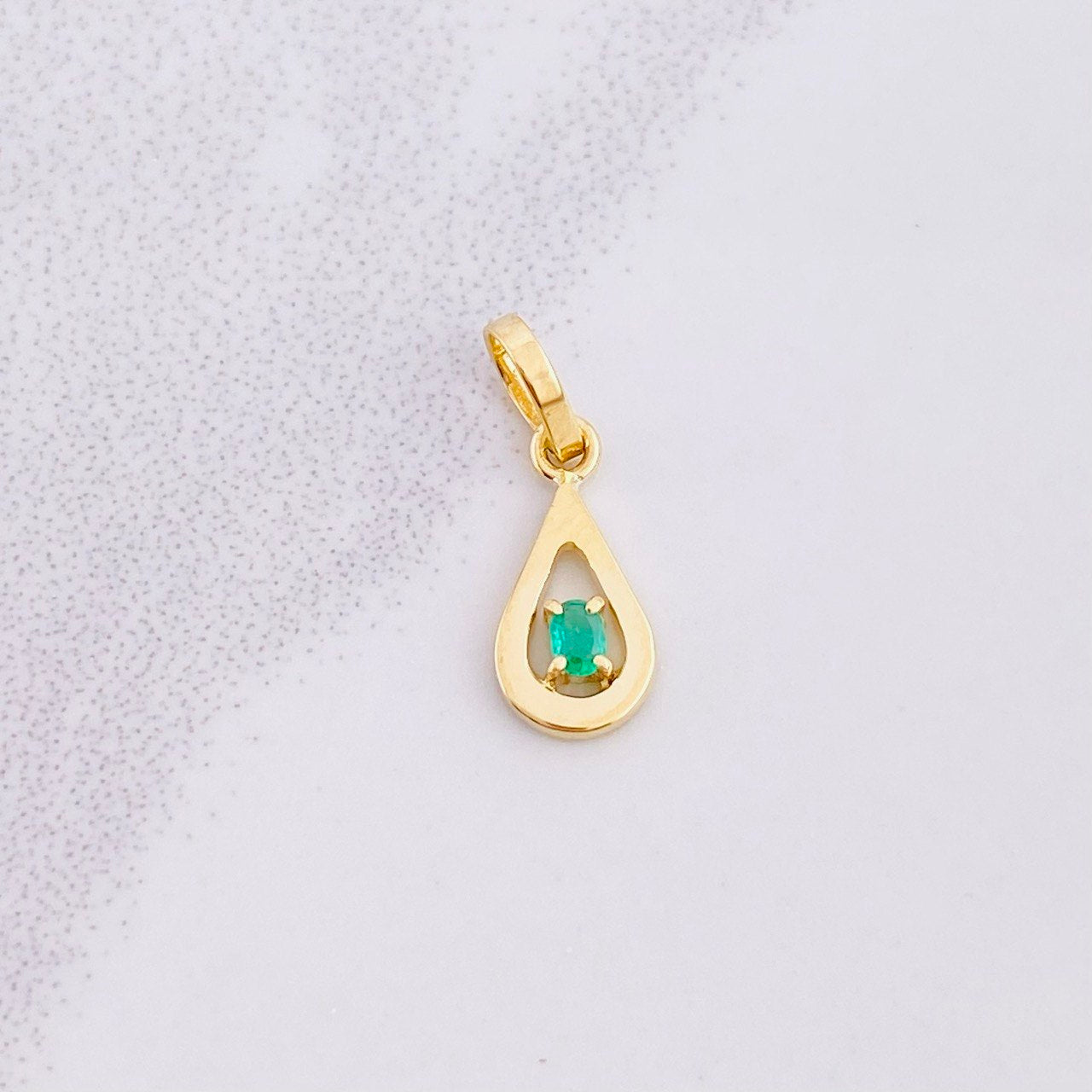 Dije Gota Esmeralda 3pts 0.3g / 1.4cm Oro Amarillo 18K